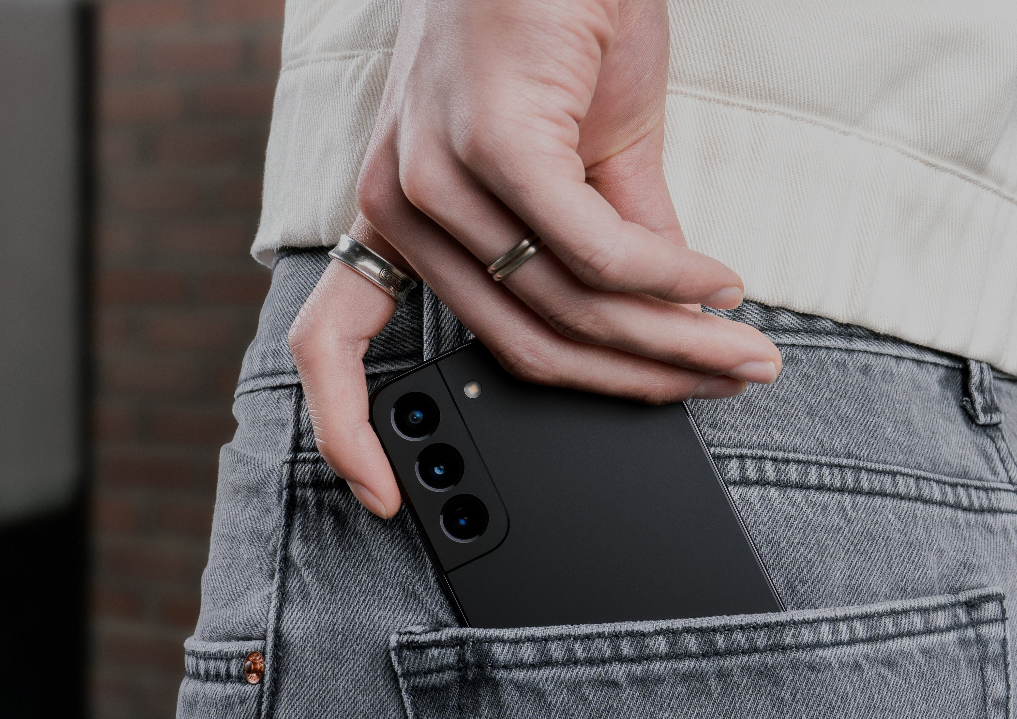 Mann med Samsungtelefon i baklommen