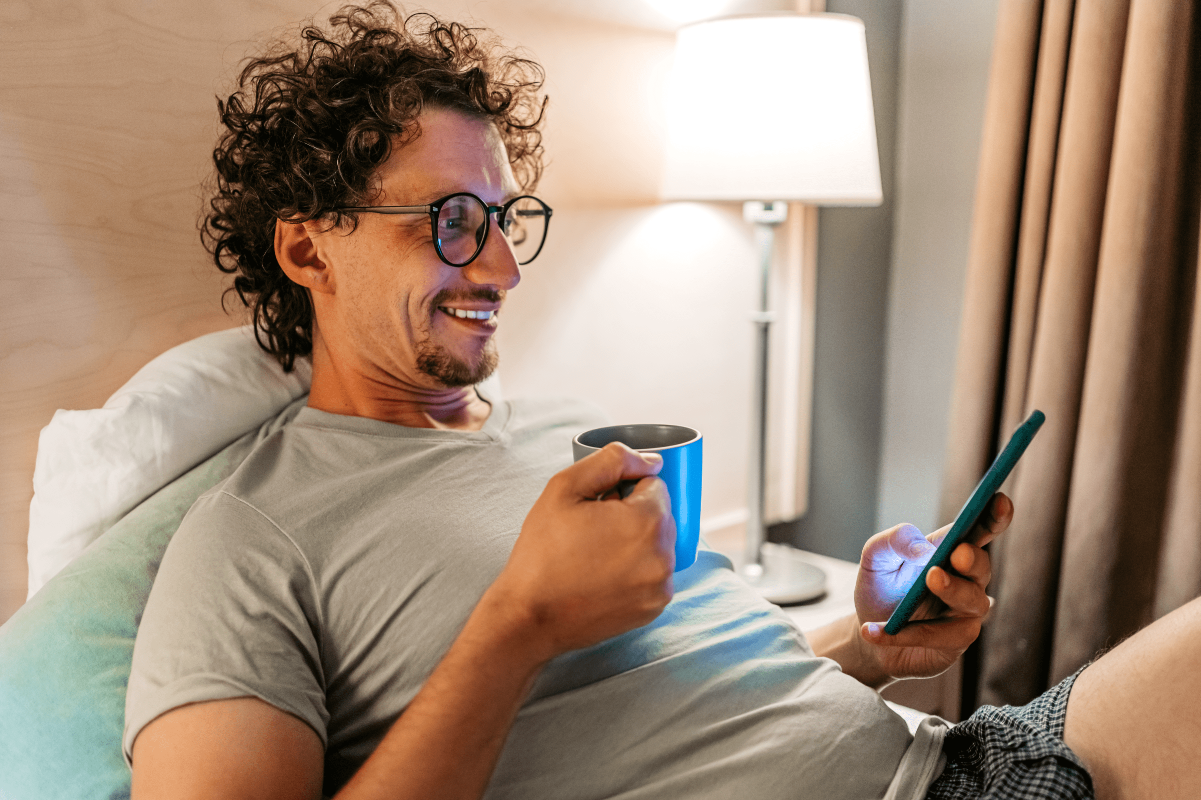 Mann ser på mobilen hjemme i en rolig hverdagssituasjon.