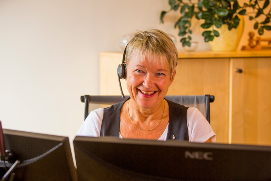 Hyggelig dame på kundeservice med headset